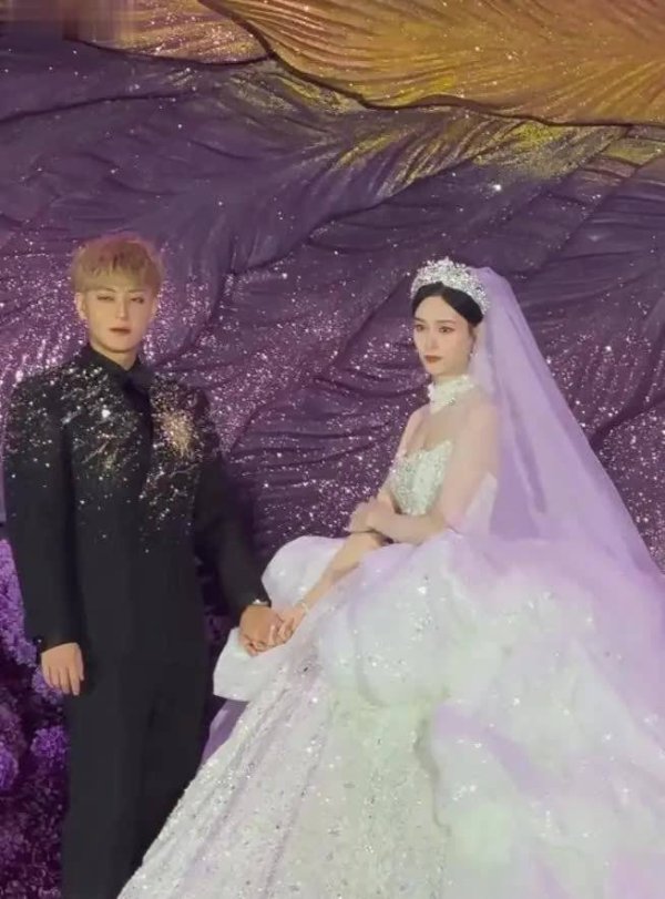 国睿信配 黄子韬婚礼晚宴审美遭吐槽像QQ炫舞结婚，刘宇宁丁真坐主桌